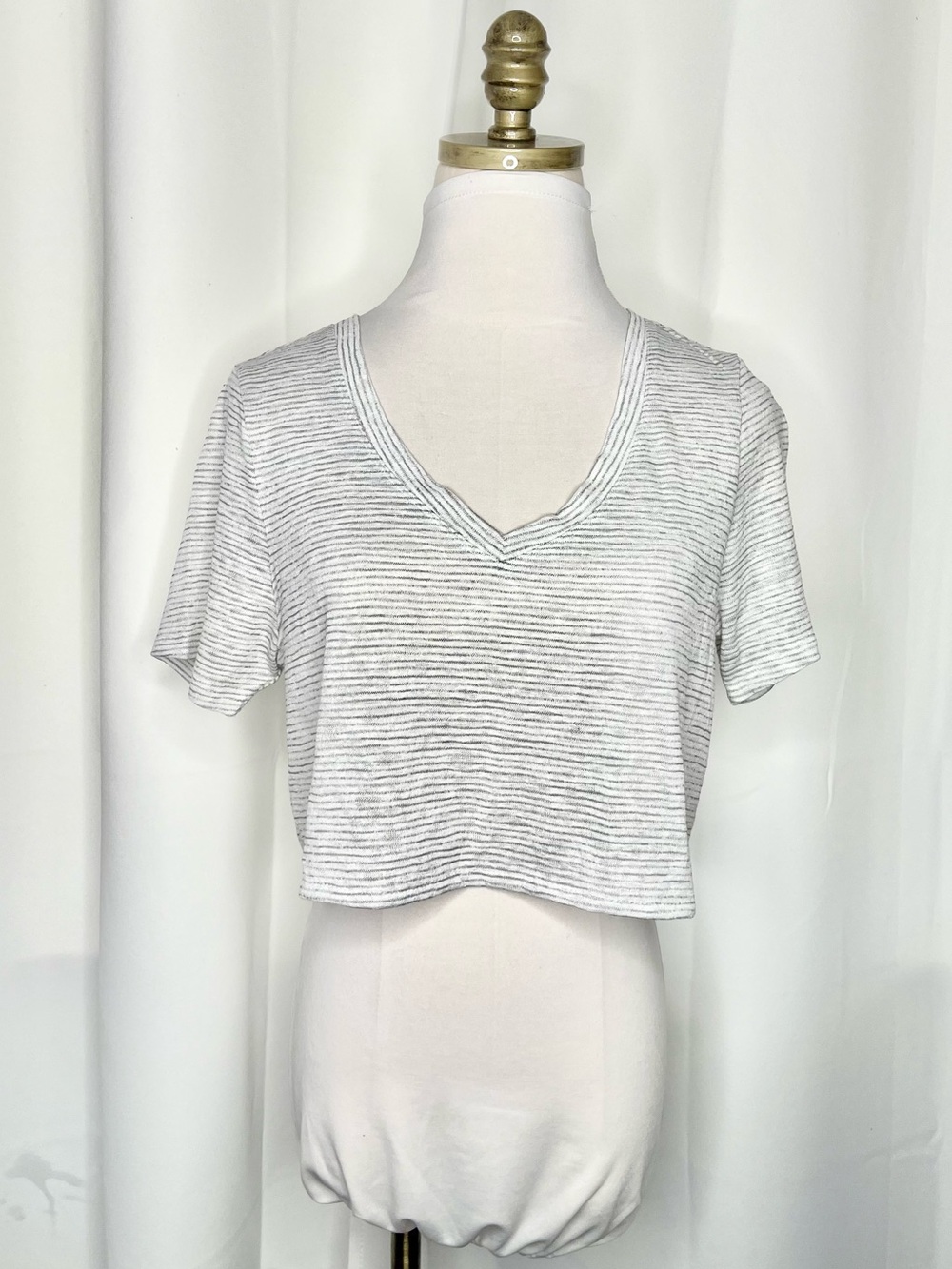 ATHLETA GRAY & WHITE STRIPED CROP TEE| SOFT V-NECK ACTIVE LOUNGE TOP  A